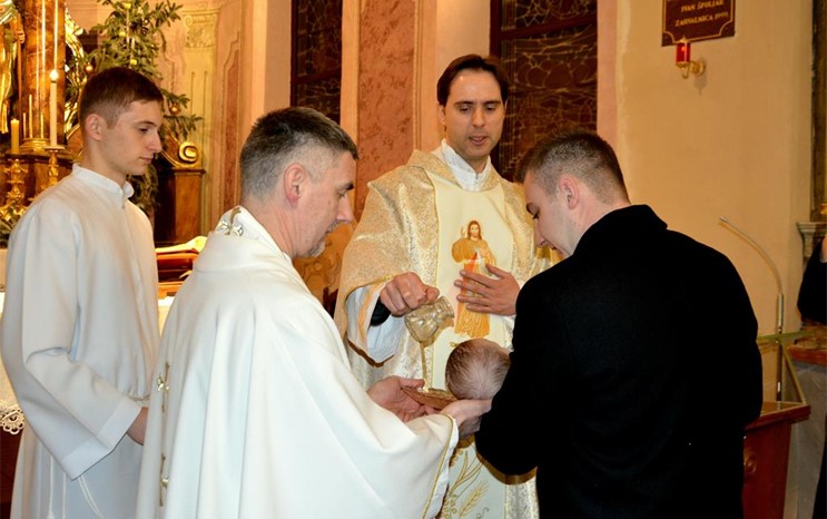 Mons. Kovač krstio peto dijete obitelji Boršić u Župi Vinagora